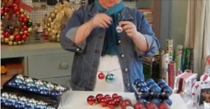 Die perfekte Weihnachtsdeko aus Metallbügeln und Weihnachtsbaumkugeln – diese Dame zeigt Euch, wie es geht